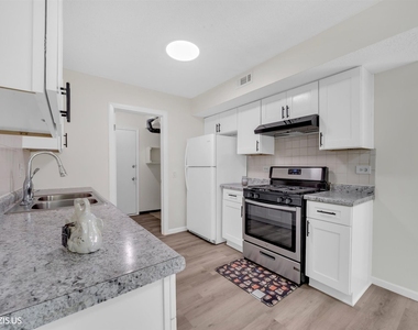 1405 Merrimac Lane N - Photo Thumbnail 15