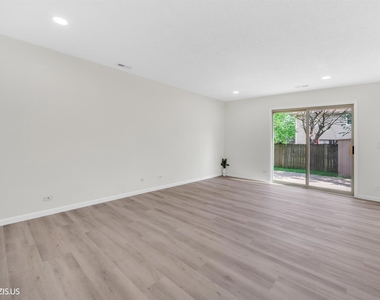 1405 Merrimac Lane N - Photo Thumbnail 12