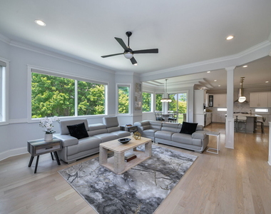 2447 Sharon Court - Photo Thumbnail 9