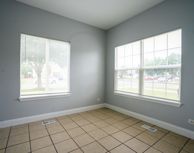 2837 Oakmont Drive - Photo Thumbnail 2
