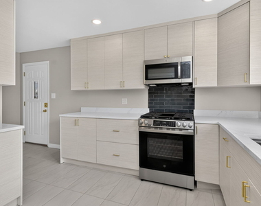 112 S Iowa Avenue - Photo Thumbnail 4