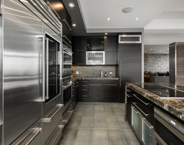 175 E Delaware Place - Photo Thumbnail 17