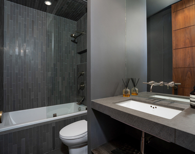 175 E Delaware Place - Photo Thumbnail 32