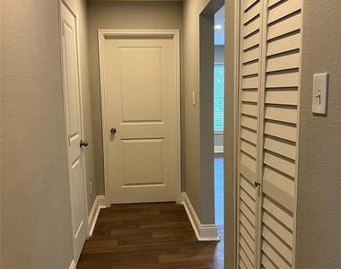 8003 Woodway Drive - Photo Thumbnail 10