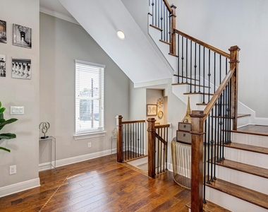 917 W 17th Street - Photo Thumbnail 12