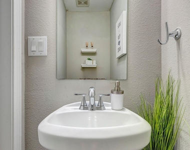 917 W 17th Street - Photo Thumbnail 13