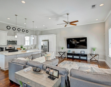 917 W 17th Street - Photo Thumbnail 7