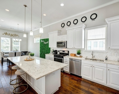 917 W 17th Street - Photo Thumbnail 5