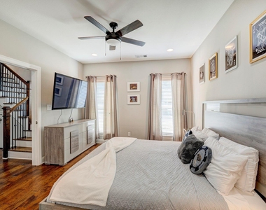 917 W 17th Street - Photo Thumbnail 2