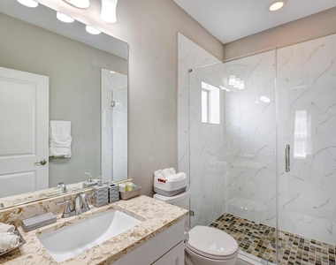 917 W 17th Street - Photo Thumbnail 3