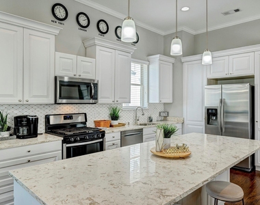 917 W 17th Street - Photo Thumbnail 4