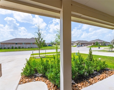 2805 Fountain Woods Drive - Photo Thumbnail 4