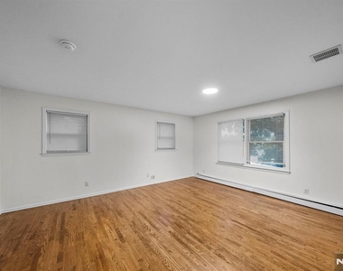 160 Magnolia - Photo Thumbnail 21