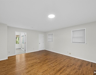 160 Magnolia - Photo Thumbnail 16