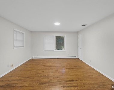 160 Magnolia - Photo Thumbnail 14