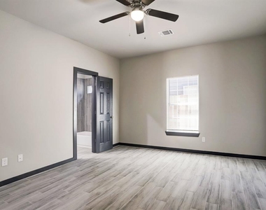8103 Glass Street - Photo Thumbnail 13