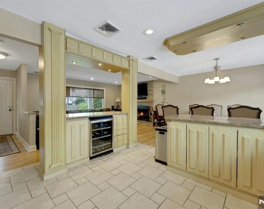 379 Leonard - Photo Thumbnail 16