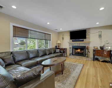 379 Leonard - Photo Thumbnail 7