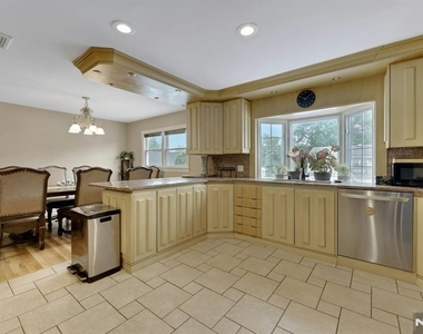 379 Leonard - Photo Thumbnail 13