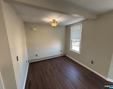 466 Chestnut - Photo Thumbnail 6
