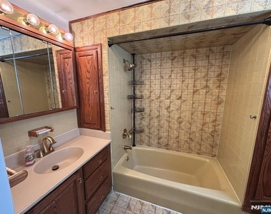466 Chestnut - Photo Thumbnail 9