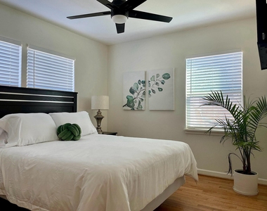 4814 Holloway Drive - Photo Thumbnail 4