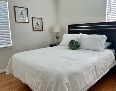4814 Holloway Drive - Photo Thumbnail 6
