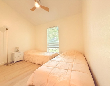 2533 Knoxville Drive - Photo Thumbnail 5