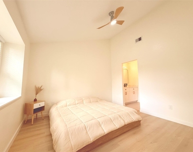 2533 Knoxville Drive - Photo Thumbnail 8