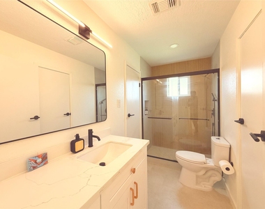 2533 Knoxville Drive - Photo Thumbnail 11