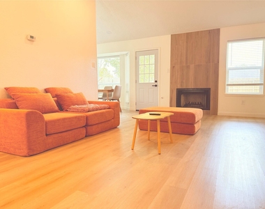 2533 Knoxville Drive - Photo Thumbnail 2