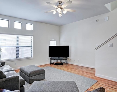 648 Westcross Street - Photo Thumbnail 5