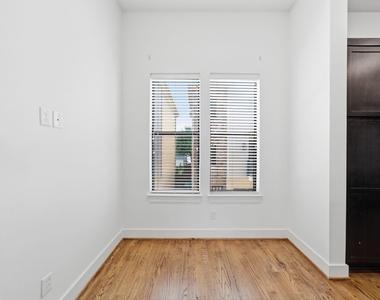 1206 Delano Street - Photo Thumbnail 14