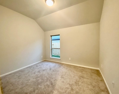 9411 Trestle Creek Court - Photo Thumbnail 13