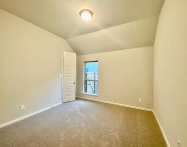 9411 Trestle Creek Court - Photo Thumbnail 14