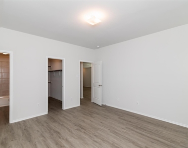 8639 Middleton Oaks Circle - Photo Thumbnail 5