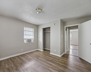 5107 Clover Street - Photo Thumbnail 5
