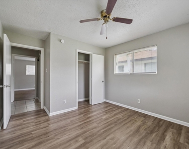 5107 Clover Street - Photo Thumbnail 6