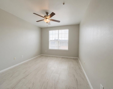 7575 Kirby Drive - Photo Thumbnail 21