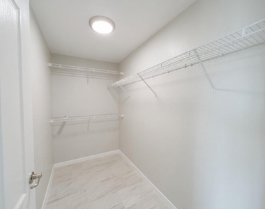 7575 Kirby Drive - Photo Thumbnail 16