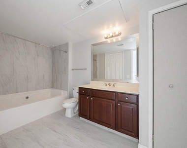 7575 Kirby Drive - Photo Thumbnail 24