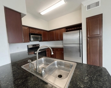 7575 Kirby Drive - Photo Thumbnail 7
