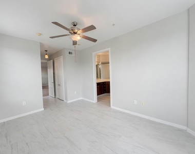 7575 Kirby Drive - Photo Thumbnail 15