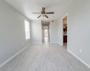 7575 Kirby Drive - Photo Thumbnail 14