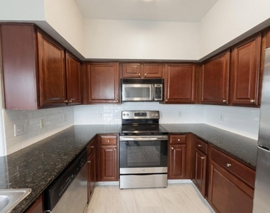 7575 Kirby Drive - Photo Thumbnail 8