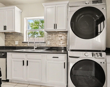 3005 Arbor Street - Photo Thumbnail 3