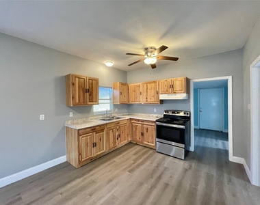 1014 W 4th Street - Photo Thumbnail 4