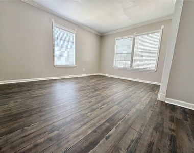 218 W 15th Street - Photo Thumbnail 15