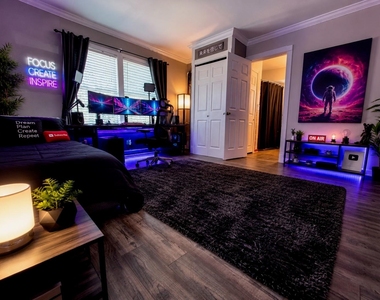 218 W 15th Street - Photo Thumbnail 20