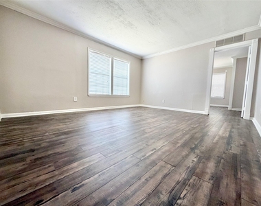 218 W 15th Street - Photo Thumbnail 8